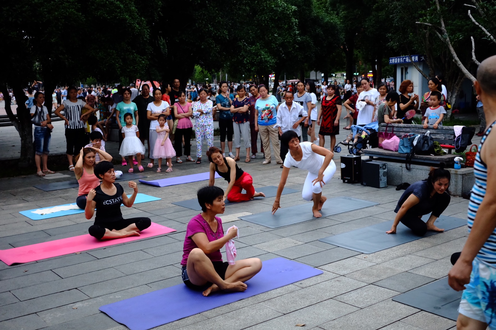 万州美女领大妈户外练瑜伽集体劈下惊艳一字马路人驻足围观