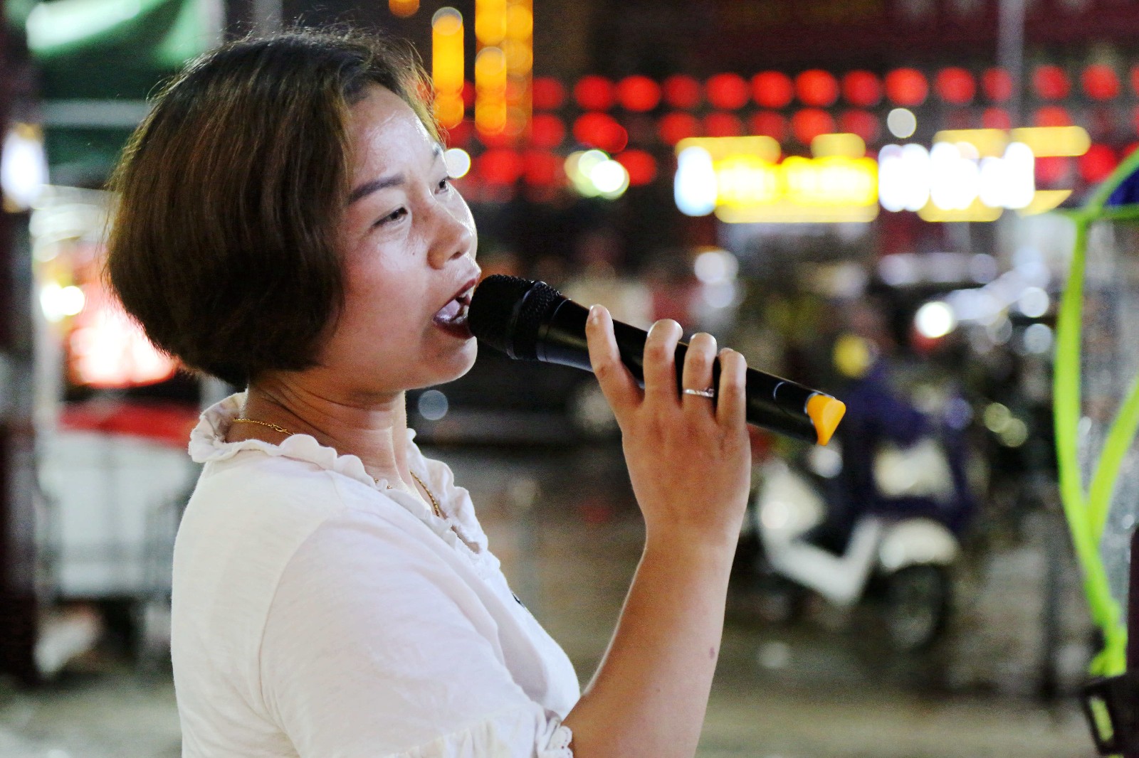 男子大排档唱歌20元1首,白天去工地搬砖,客人有时候还不给钱