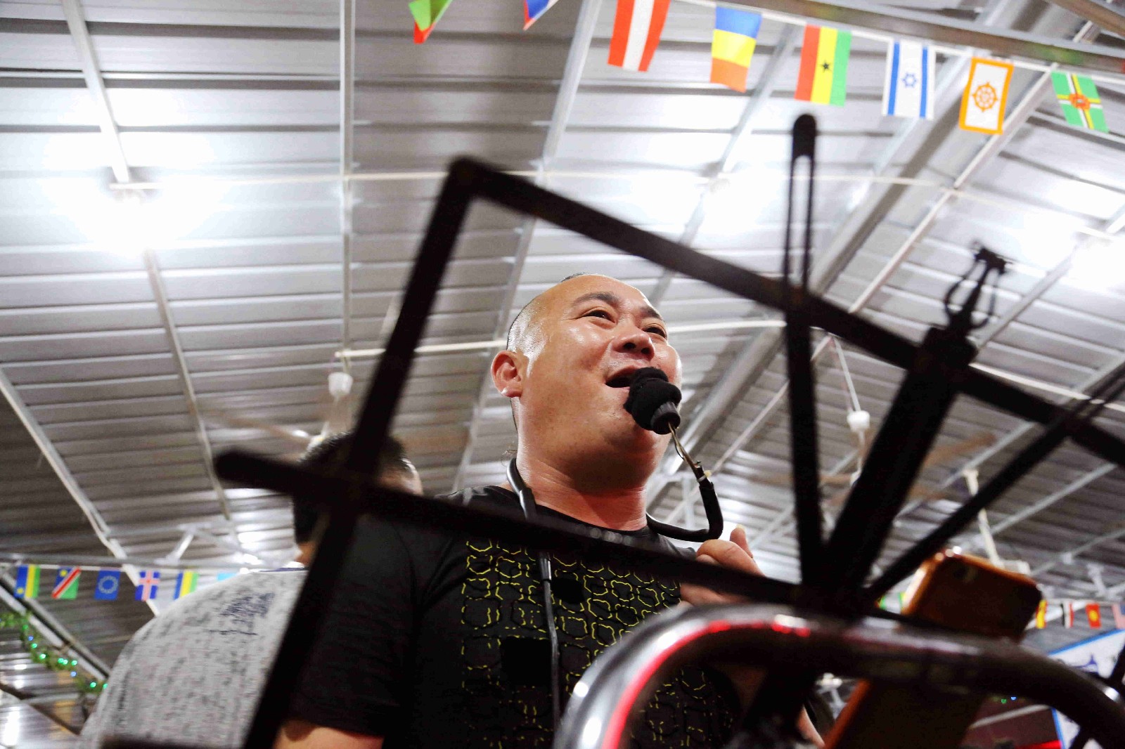 男子大排档唱歌20元1首白天去工地搬砖客人有时候还不给钱