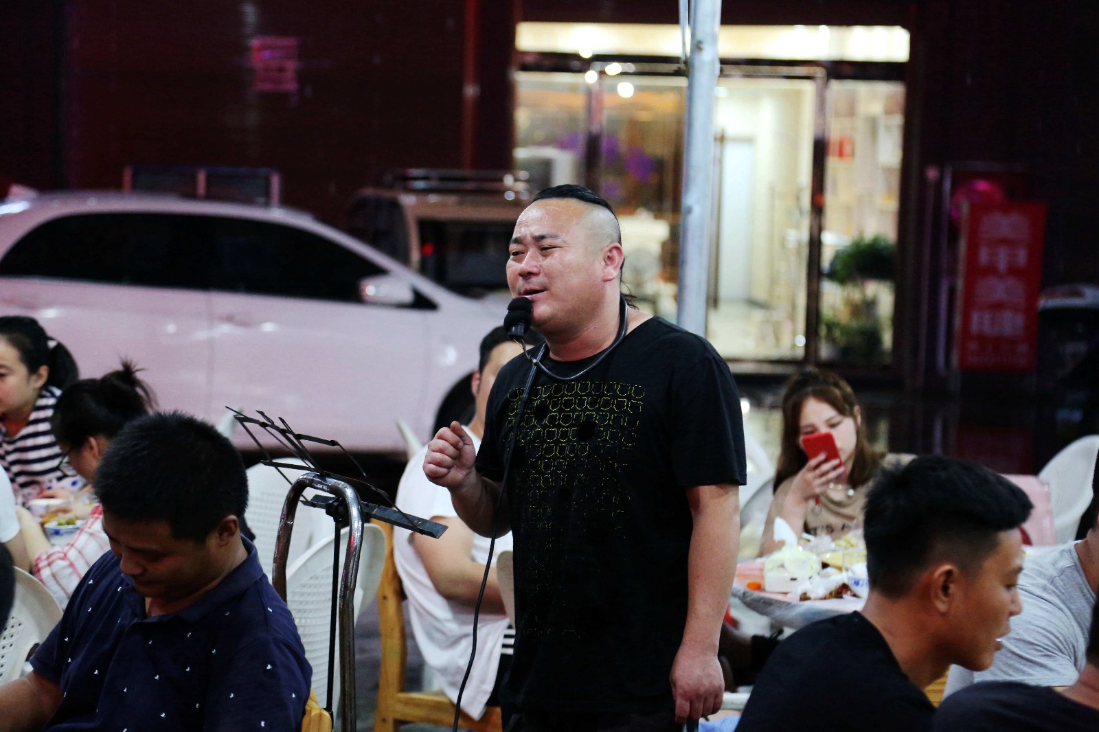 男子大排档唱歌20元1首白天去工地搬砖客人有时候还不给钱
