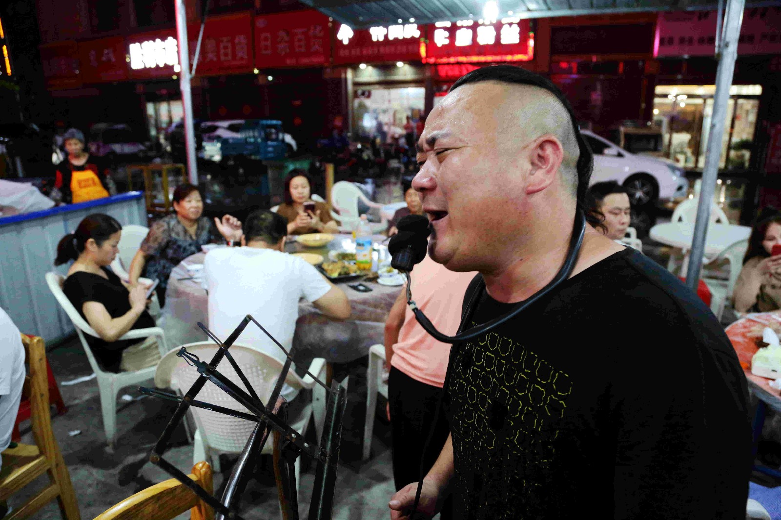 男子大排档唱歌20元1首白天去工地搬砖客人有时候还不给钱