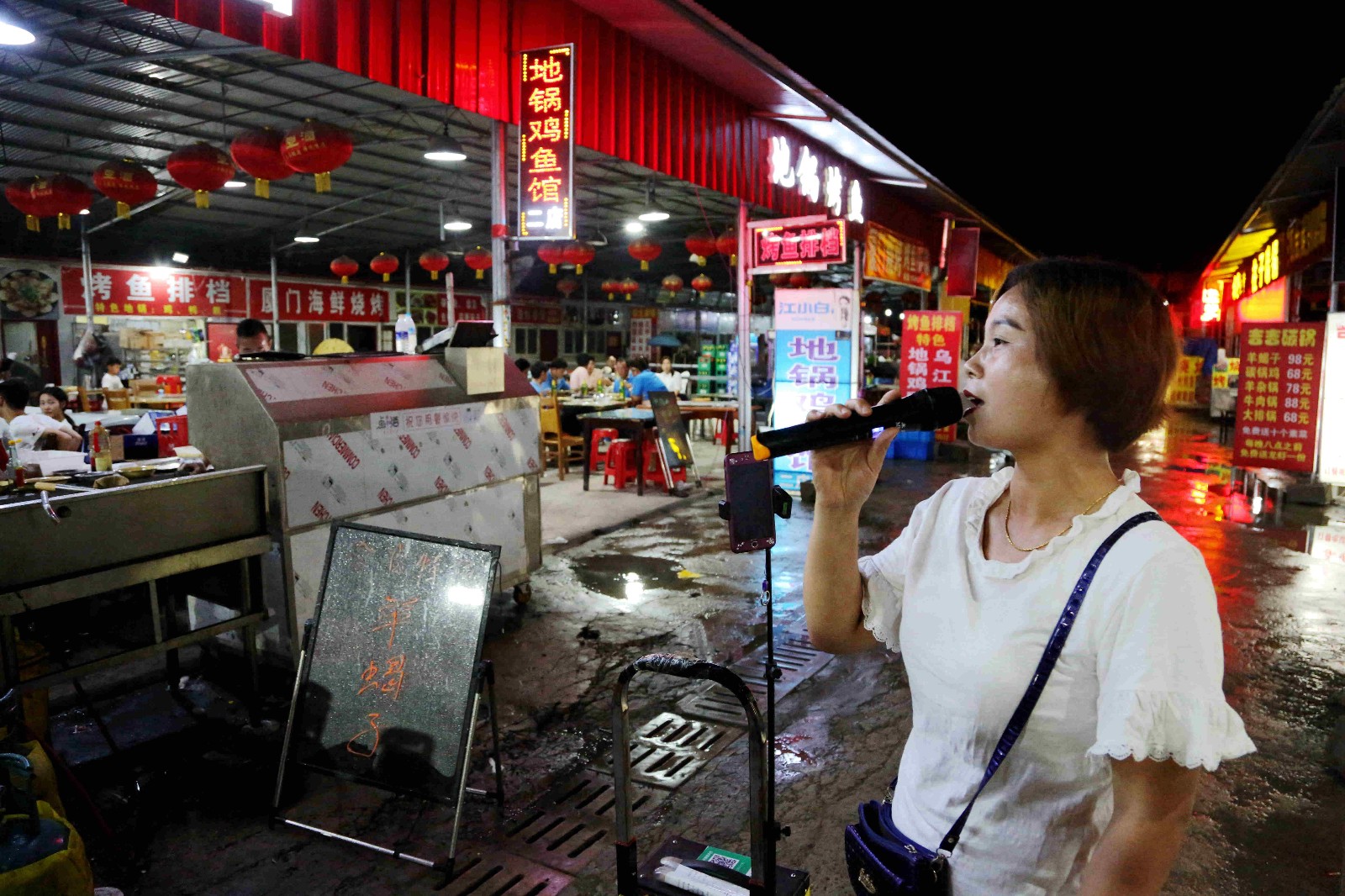 男子大排档唱歌20元1首白天去工地搬砖客人有时候还不给钱