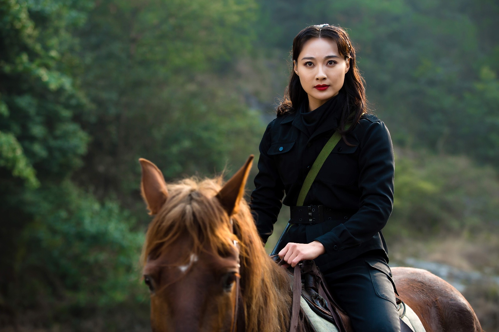 储小蕾,罗鸣,汪彪等实力派演员联袂出演的近代革命抗战剧《刀尖舞者》