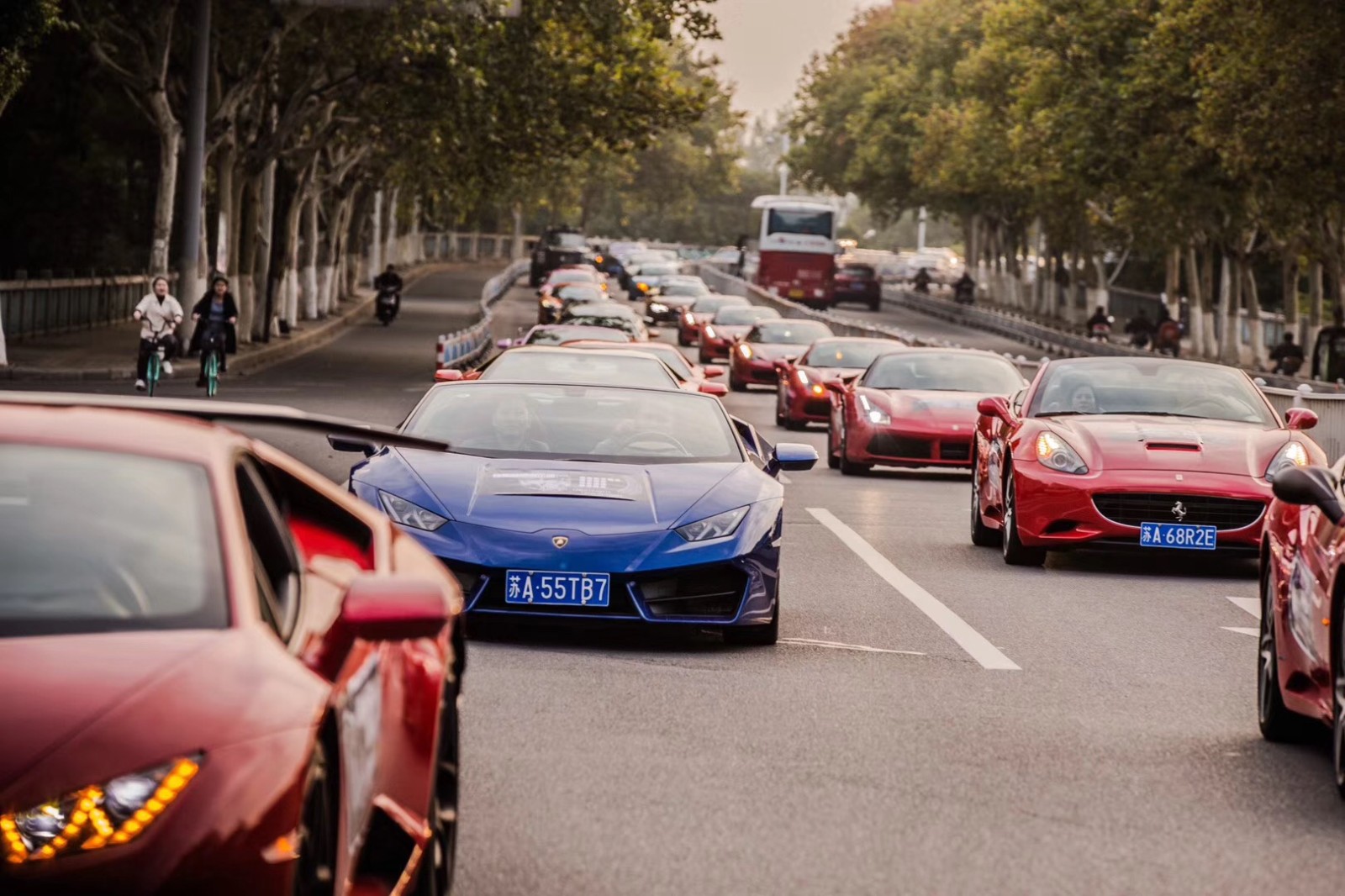 南京街头的超跑聚会,牛马成群,气势吓人!