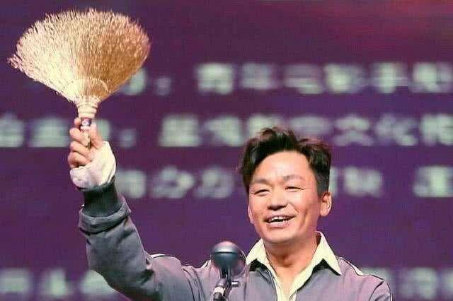 王宝强成首个领金扫帚的一线明星,杨幂获奖三次不敢来领