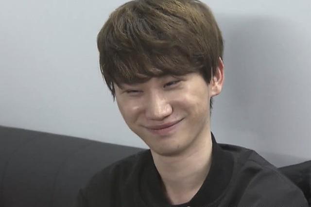 赢了比赛的doinb像个孩子笑了,跟爱哭鬼对比反差萌!