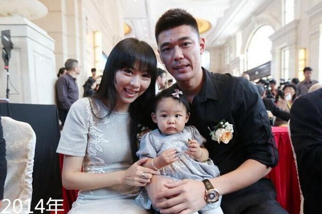 国足门神曾诚与大5岁老婆近照他们长期分居她看上去比他年轻