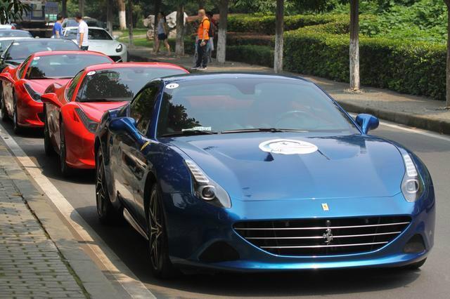 老公打工三年无音信,我被弟媳赶出家门,突然来十辆豪车!