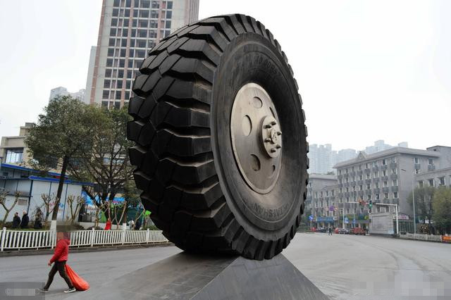 重庆街头现巨型轮胎,本来有望成为网红打卡地,可惜被拆了