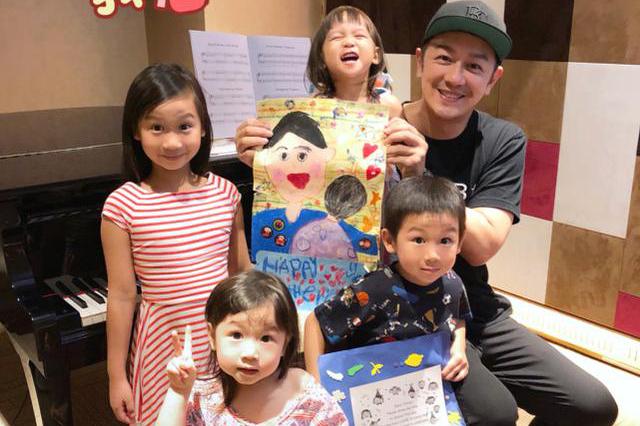 陈浩民一家过父亲节几个孩子能让他事业找回第二春