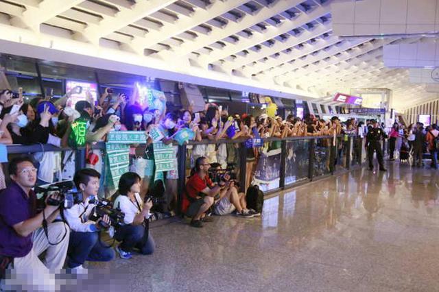 如果从粉丝接机场面,看明星的人气,他的粉丝接机就像春运火车站