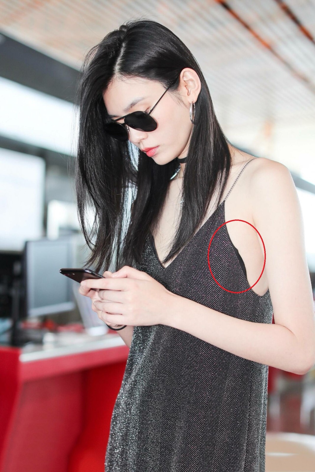 奚梦瑶真是够了!穿个吊带裙连内衣都裹不严,网友:看你弯腰咋办