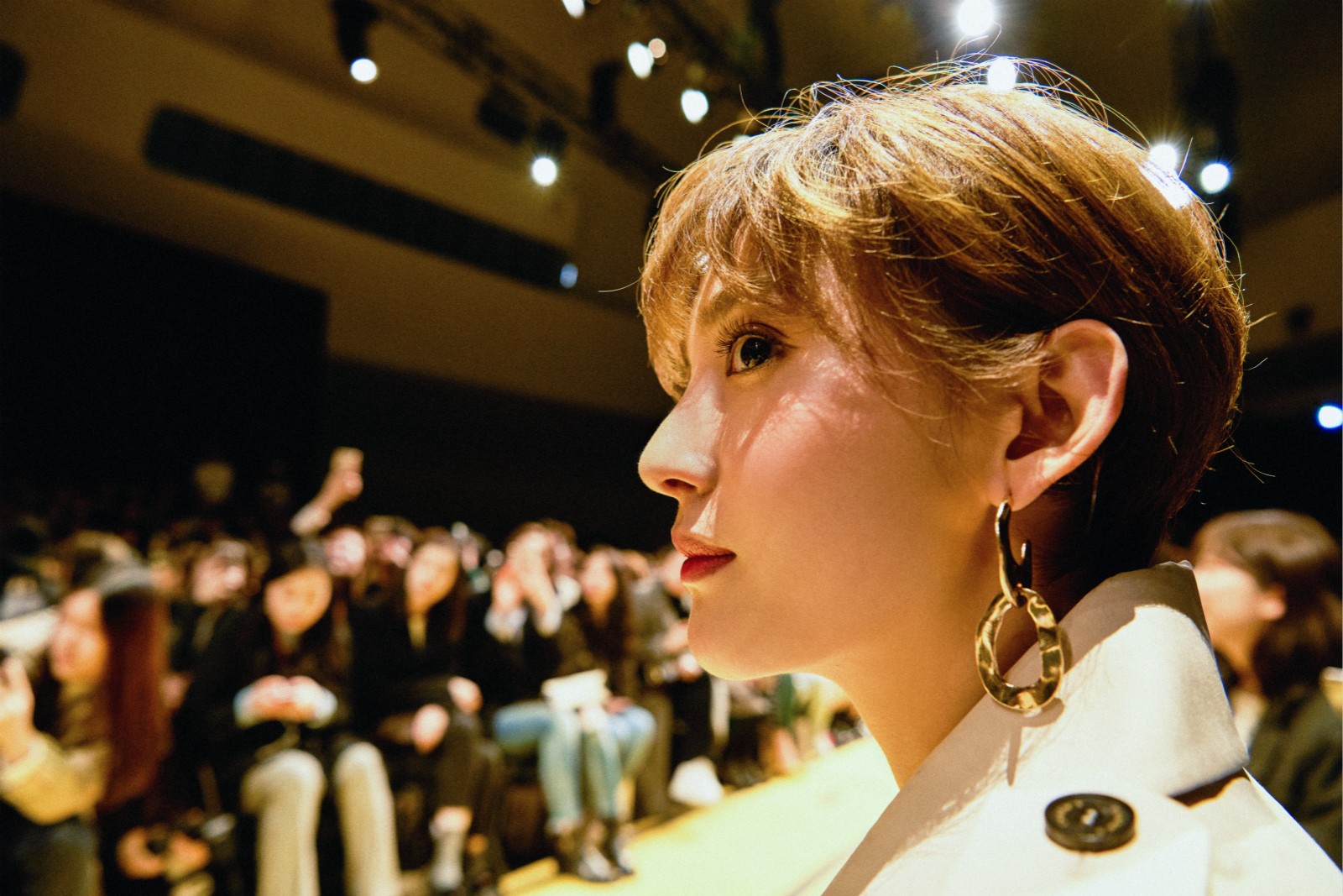 艾晓琪现身首尔时装周 利落短发在韩引热潮