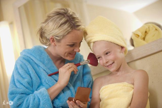 洗澡时宝宝好奇地问:"你这里怎么肿了?"看妈妈如何机智地回答