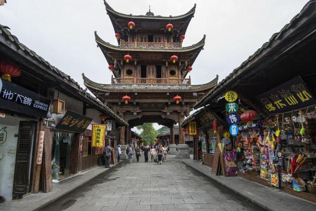 阆中,素有"阆苑仙境","巴蜀要冲"之誉,唐代诗人杜甫在这里留下了"阆州