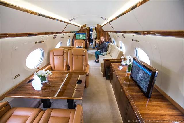 对比马云和刘强东的私人飞机,贵一个亿是又道理的|马云|机舱|私人飞机