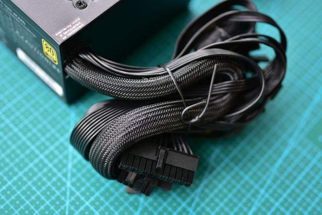 显卡供电接口,8个sata接口,3个大4pin接口,以及一个4pin floppy接口