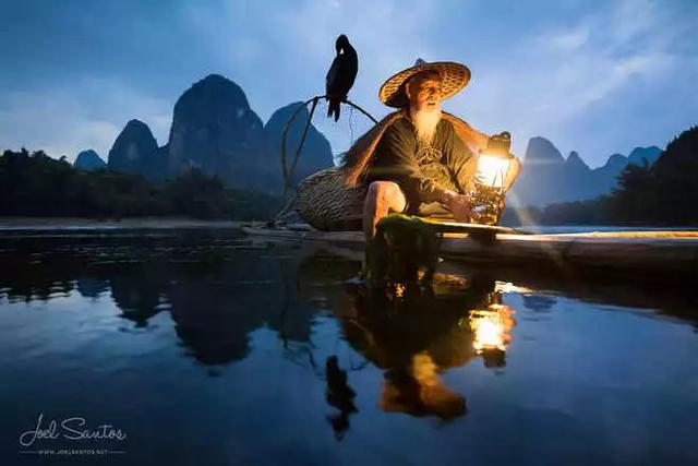 79岁渔翁转型做男模1000人嘲笑他却有100000人为他点赞