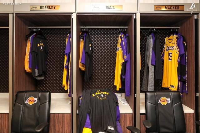 詹皇使用科比湖人更衣柜 英格拉姆乖乖让位 老詹一人占俩坑