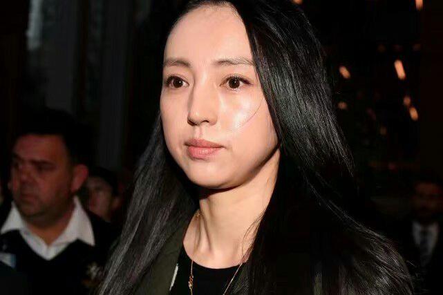 董璇被拍到素颜老十岁,她身上的这个小细节证明忠于爱情