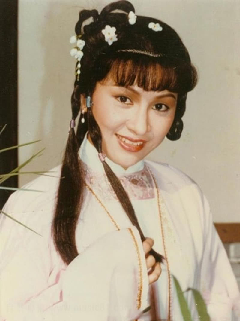 就被尔冬升发现了,16岁的时候正式进入娱乐圈,17岁演了香香公主,不到