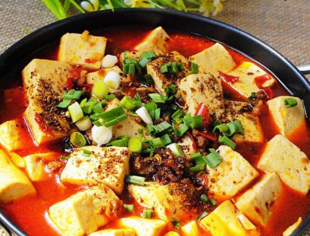 川菜中最为经典的美味佳肴麻婆豆腐的做法,豆腐嫩滑,麻辣鲜香