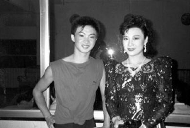 和他合租的女同学名叫肯波琳,从照片上看肯波琳明艳照人,论起容貌与大