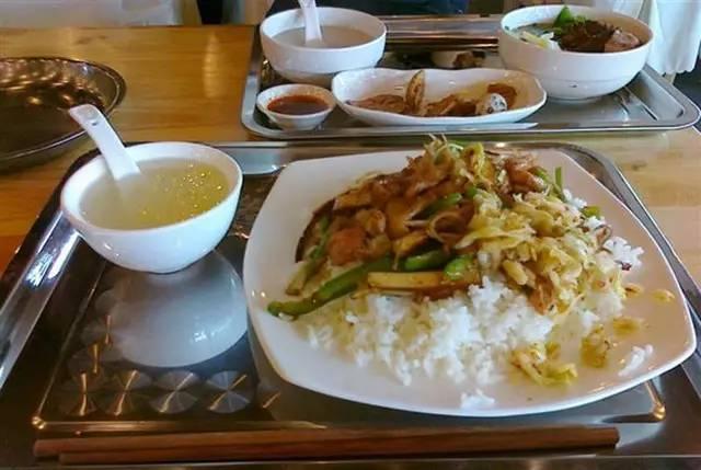 食堂你永远不用担心吃的问题在昆明学院@昆明学院洪永忠向着终点迸发