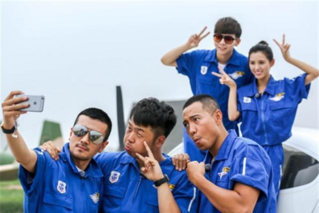 明星这些合照太搞笑,万茜被赵文卓"拒绝",李连杰变小鸟依人