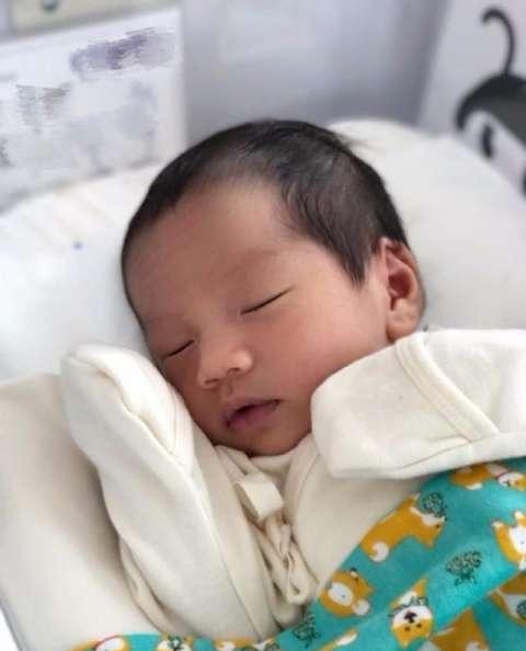 ella晒劲宝满月照 赞儿子颜值逆天