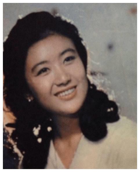 曾是央视第一美女,赴港生子离开央视舞台,如今远居美国音讯全无