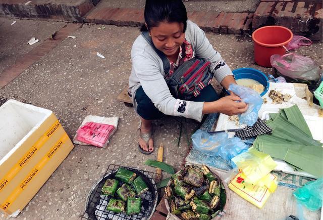 实拍: 老挝女人卖的怪食材