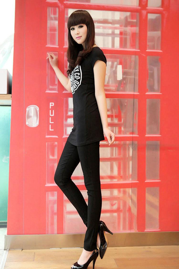 恬静美女热辣曲线叫人侧目,活力四射的长腿一览无余!