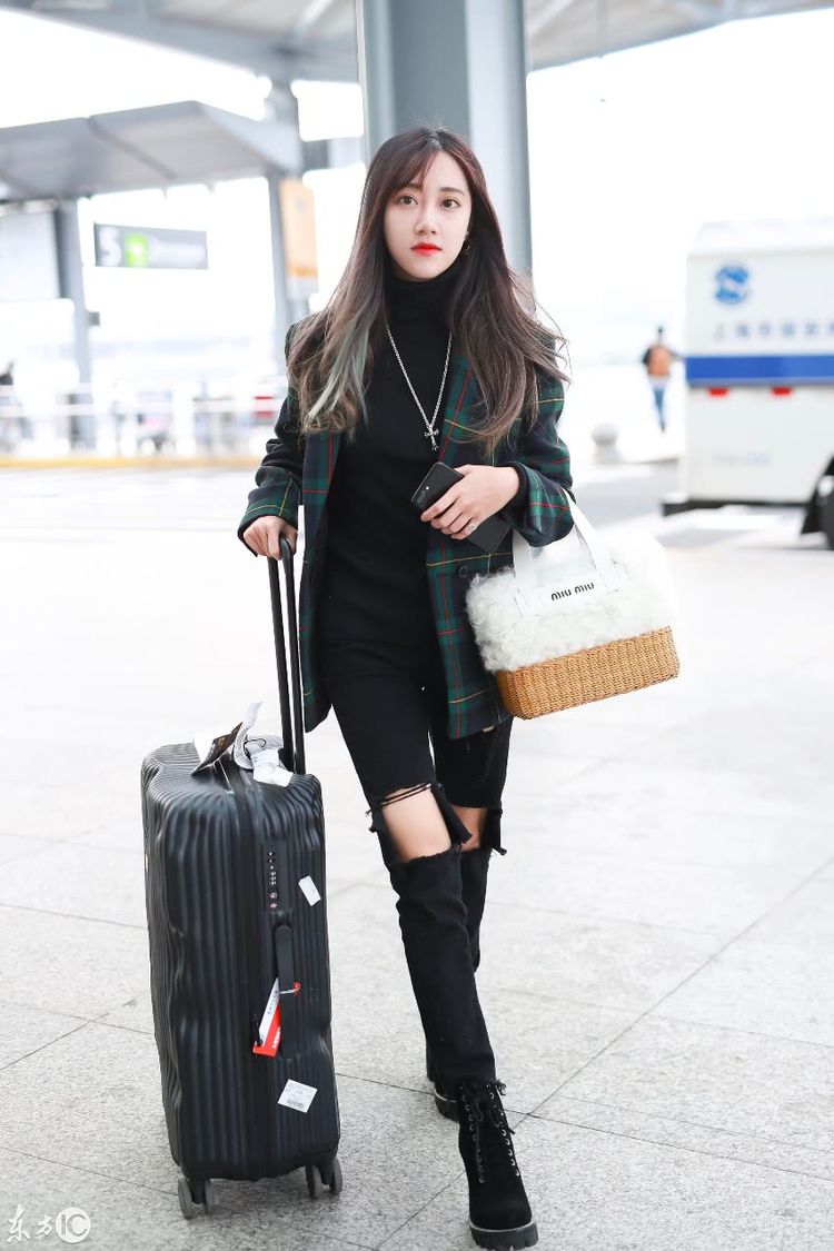 李沁冯薪朵同穿绿格子西装,年龄只相差两岁,谁