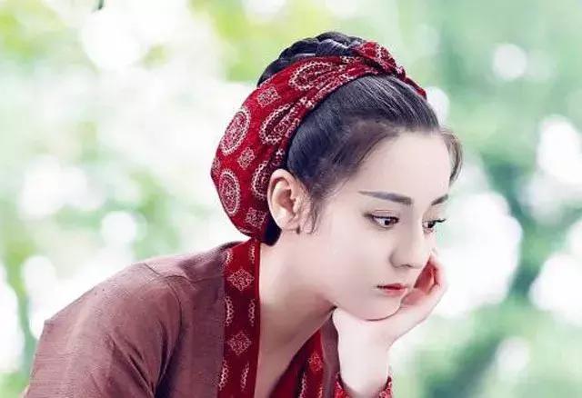 一直以来戴头巾的都是土气的村姑直到看到时尚的迪丽热巴