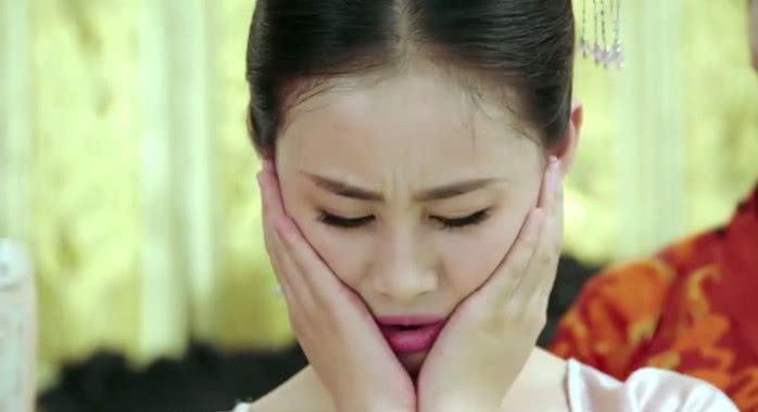 永淳公主拾起与皇上一同观看,大惊捂着嘴的杨凌见大事不妙便偷溜了