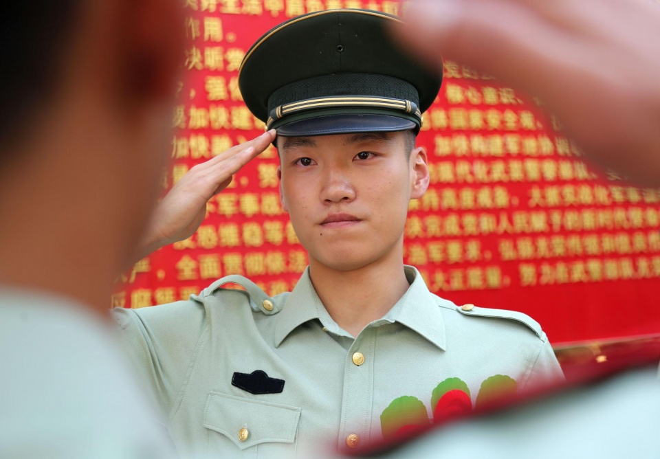 感人武警退伍老兵泪别战友如情侣难舍难分