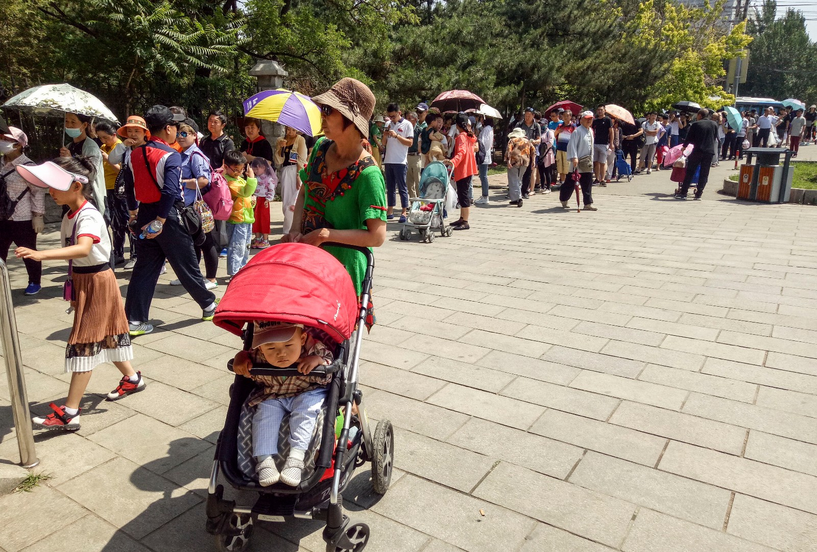 全民过六一沈阳北陵公园出现久违盛况游人排长队购票