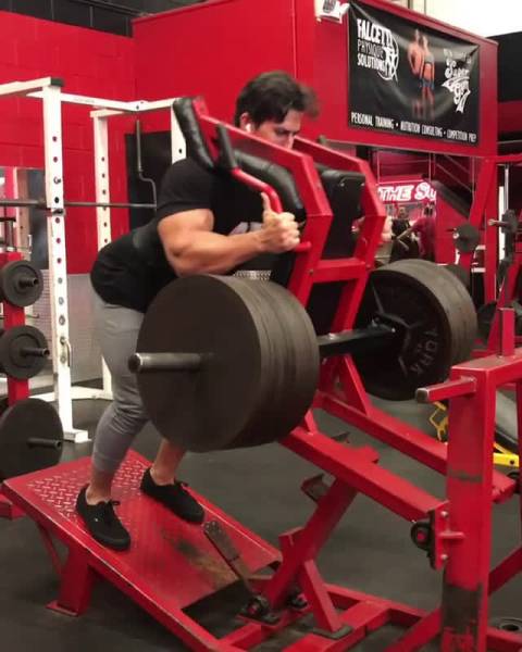 sadik hadzovic的最新哈克深蹲训练