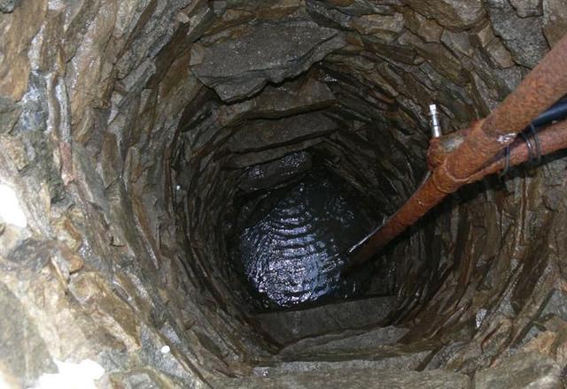 6旬老汉井里捞出一具女尸,报警后,警察二话不说将老汉抓走了