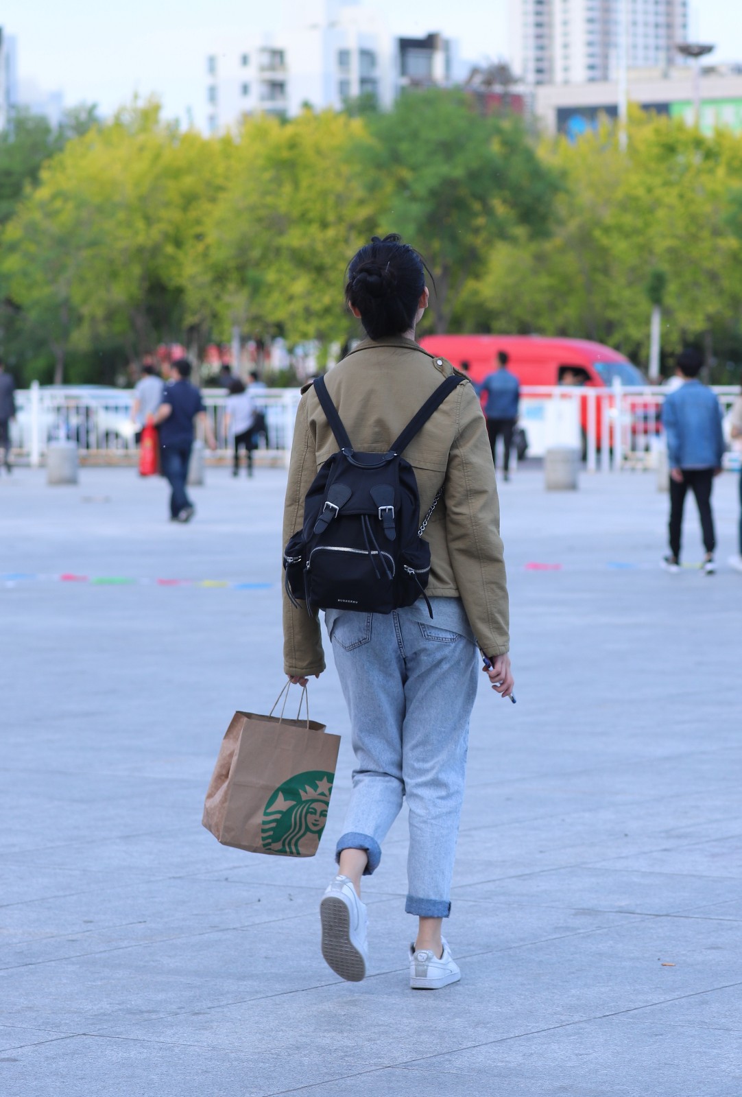 逛街时遇到一位淳朴女孩,她笑容甜美,招人喜欢