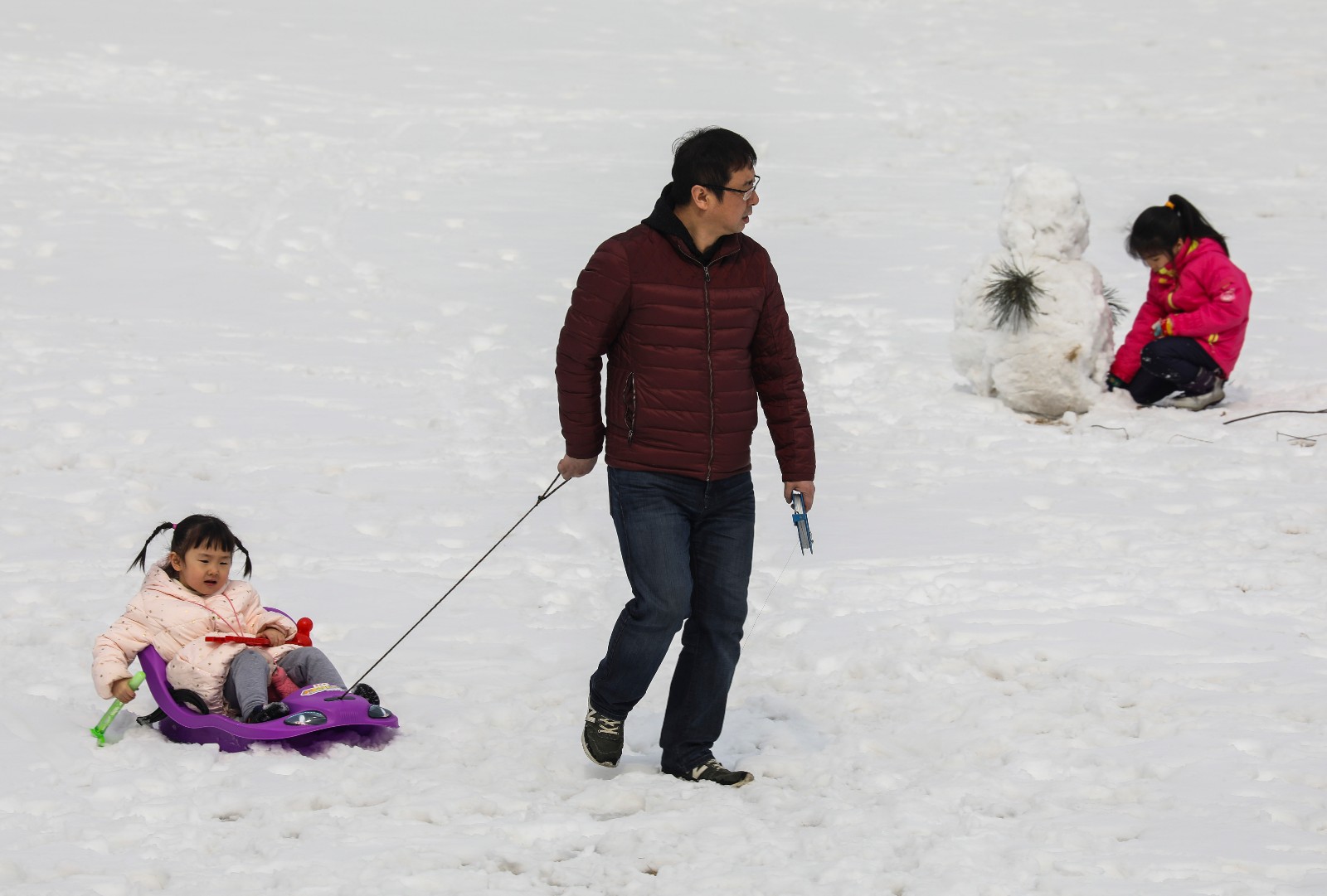 雪中堆雪球玩雪的男孩图片素材_免费下载_jpg图片格式_VRF高清图片500670456_摄图网