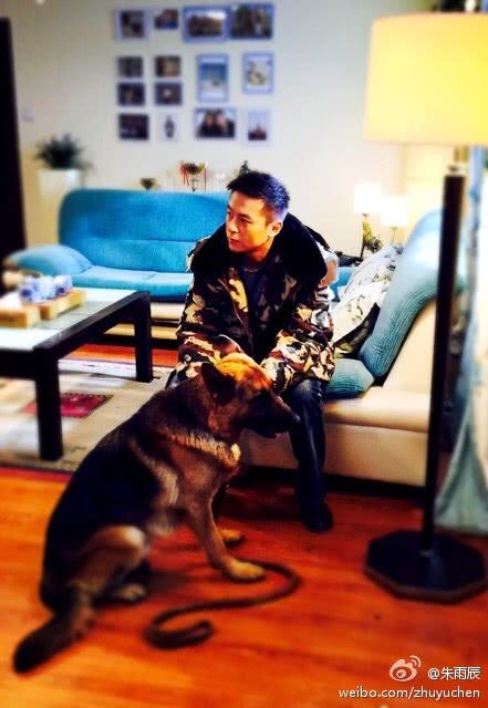 每天喝梨汁被妈妈照顾的朱雨辰依然一脸痘,妈