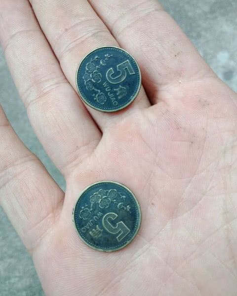 家中存钱罐意外摔坏,找出了2枚罕见硬币,朋友:价值上千元钱