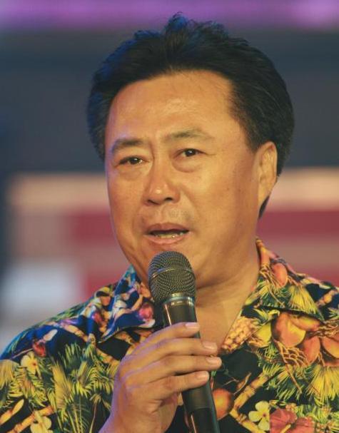 二人同时上央视走红,一个27岁早逝,一个48岁带弟弟上春晚