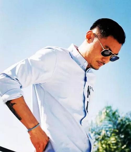 纹身油头雅痞风,港版型男余文乐不止于外表!