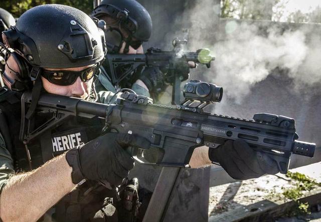 美军采购单兵自卫武器短突改udp9冲锋枪挑战王者mp系列