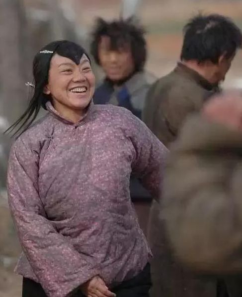 扮演过"村姑"的女星,杨颖逼真,热巴朴实,赵丽颖却被批太完美