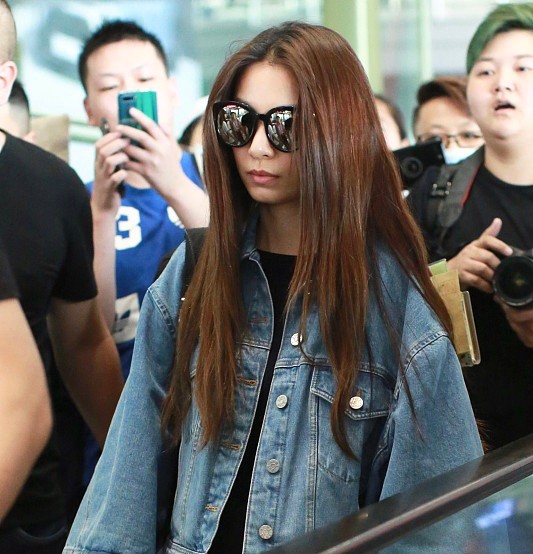 田馥甄素颜现身机场超低调 被粉丝包围保镖开道大明星范十足