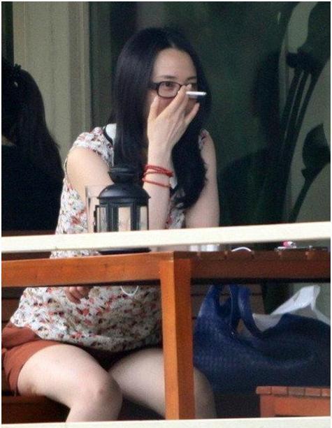 俞飞鸿片场抽烟形象崩塌, 工作人员沉默围观, 网友: 不吸毒就好